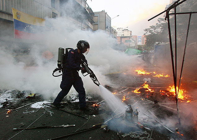 Incndio causado por chavistas em acampamento da oposio  constrolado aps o anncio da morte