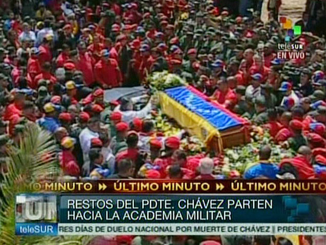 Milhares acompanham cortejo fnebre de Hugo Chvez pelas ruas da capital Caracas