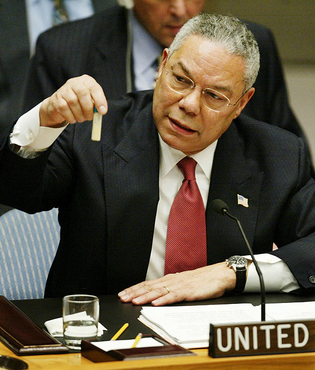 O secretrio de Estado dos EUA, Collin Powell, exibe frasco que poderia conter antrax durante a sua apresentao para o Conselho de Segurana de Nova York no Iraque