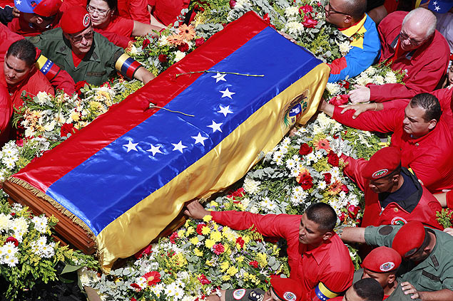 Caixo com o corpo do presidente venezuelano, Hugo CHvez, que morreu na tera-feira (5) em Caracas