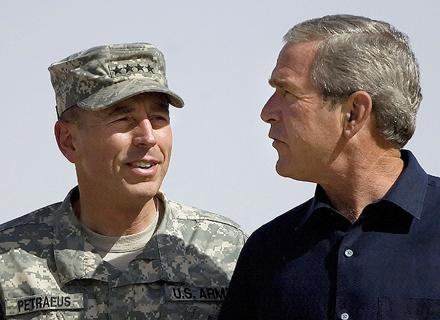 O presidente dos Estados Unidos, George W. Bush (dir.), e o general David Petraeus, na base area Al-Asad, no Iraque