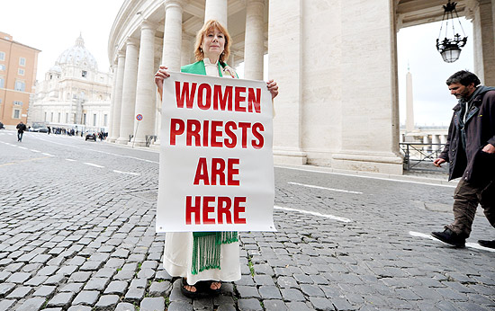 Sacerdotisa católica excomungada Janice Sevre-Duszynska protesta no Vaticano pedindo que mulheres tenham voz no conclave