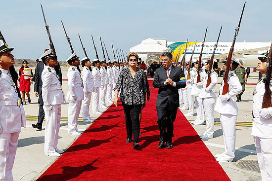 A presidente Dilma Rousseff chega ao aeroporto de Caracas; ela participar da despedida a Chvez na capital venezuelana