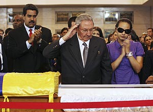 Ditador Ral Castro bate continncia ao lado do corpo de Hugo Chvez (Reuters)