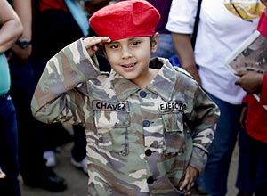 Menina bate continncia com fantasia do presidente Hugo Chvez (AP)
