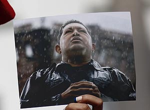 Militante segura foto de Hugo Chvez em ltimo comcio, em 2012 (David Fernndez/Efe)