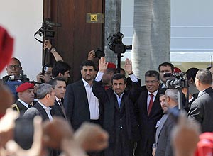 Presidente do Ir, Mahmoud Ahmadinejad, acena aos seguidores de Chvez. (AFP)