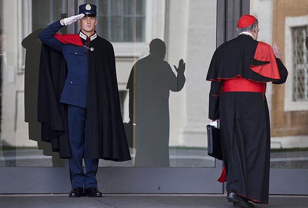Cardeais chegam para reunio de preparao para o conclave no Vaticano
