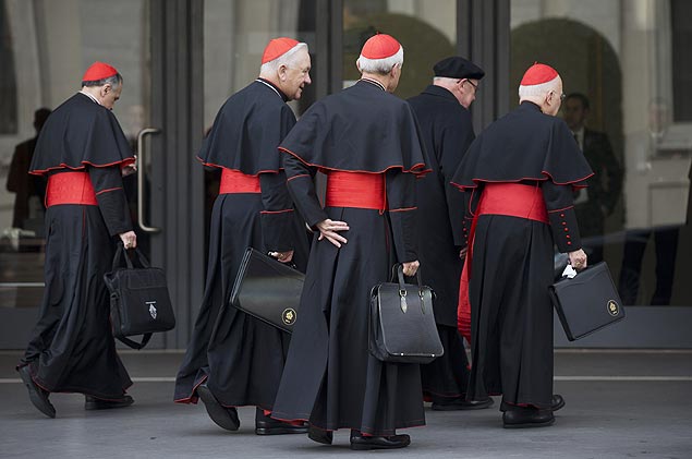 Cardeais chegam para reunio de preparao do conclave na Sala Paulo 6