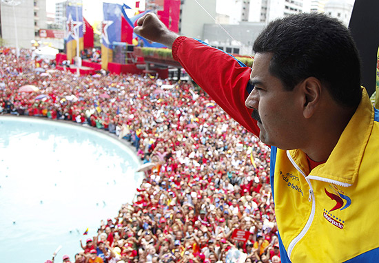 O presidente interino da Venezuela, Nicols Maduro, sada seguidores ao apresentar candidatura  presidncia