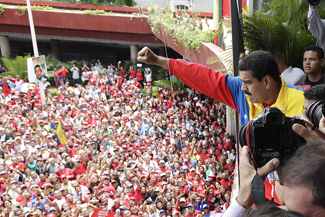 Nicolás Maduro acena à multidão após se inscrever como candidato no Conselho Nacional Eleitoral, na capital, Caracas