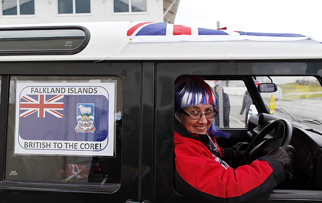 Com uma peruca nas cores da bandeira britnica, moradora de Port Stanley chega num local de votao do referendo