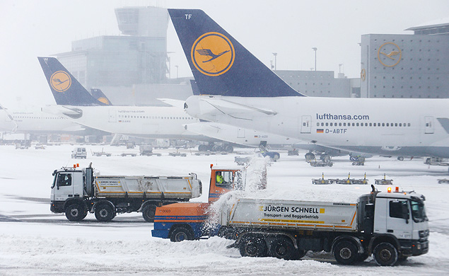 Caminhes tiram neve da pista do aeroporto de Frankfurt, que ficou fechado por trs horas nesta tera-feira