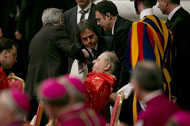 O cardeal italiano Antonio Maria Vegli passa mal durante missa que antecede conclave, nesta tera-feira