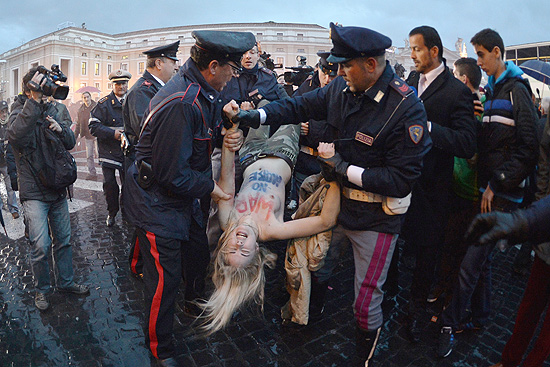 Ativista do grupo Femen durante protesto a poucos metros da Praa So Pedro, aps o incio do conclave