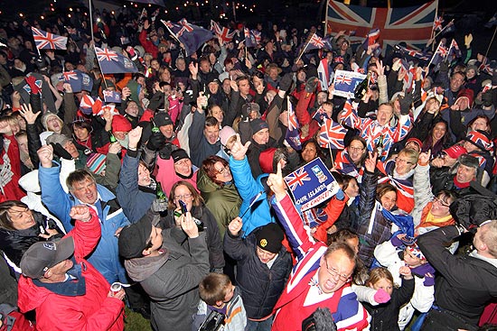 Moradores celebram resultado de referendo que aprovou permanncia das Malvinas como territrio ultramarino britnico