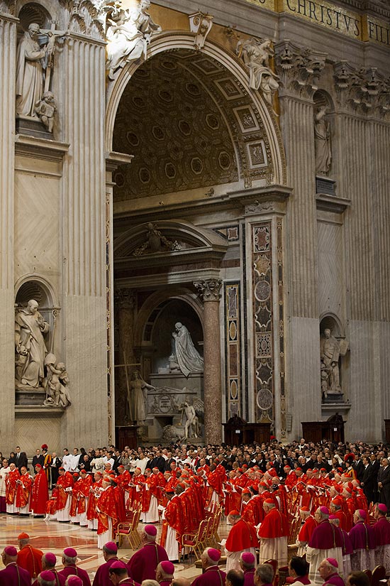 Cardeais participam da missa pr-conclave, no Vaticano