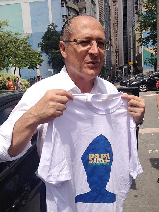 O governador de So Paulo, Geraldo Alckmin (PSDB), com camiseta da campanha "Papa brasileiro, ns acreditamos"