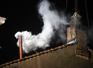 Fumaa branca no Vaticano (Gregorio Borgia/Associated Press)