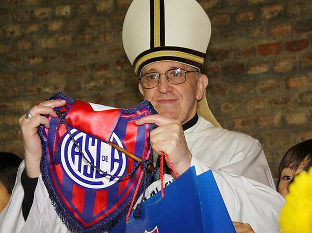Papa, que  torcedor do San Lorenzo, segura flmula do clube na poca que ainda era cardeal