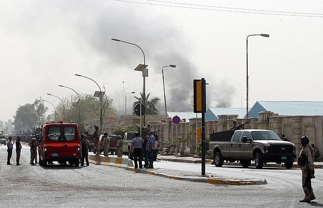 Fumaa se ergue aps ataque a carro-bomba em Bagd, prximo da Zona Verde