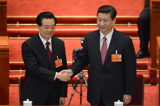 Ex-presidente Hu Jintao (esq.) cumprimenta o sucessor Xi Jinping 