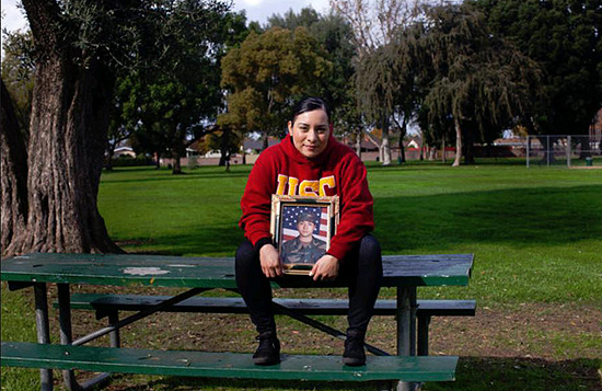 Jennifer Cortez (com seu retrato militar) sofreu estresse ps-traumtico e est desempregada