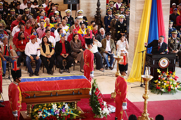 Presidente da Assembleia Nacional venezuelana, Diosdado Cabello (dir.), discursa em cerimônia em homenagem a Chávez
