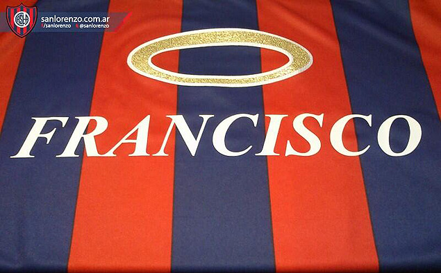 Detalhe da camisa que o time argentino San Lorenzo enviará para o papa Francisco