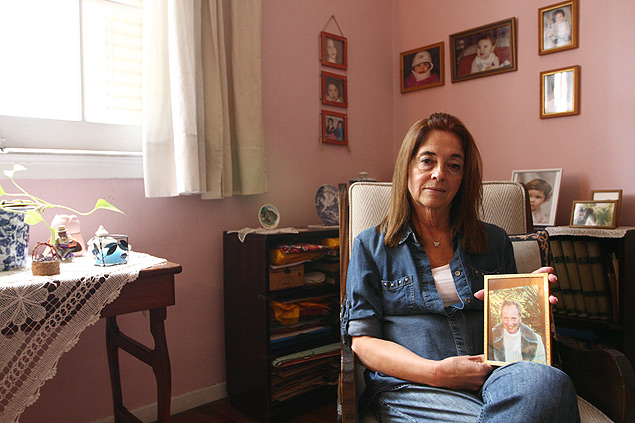 Graciela Yorio, 67, segura a foto do seu irmo Orlando, torturado pela ditadura argentina, na sua casa em Buenos Aires