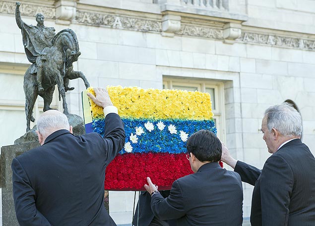 Secretrio-geral e embaixador da Venezuela colocam flores em frente  esttua de Bolvar na sede da OEA