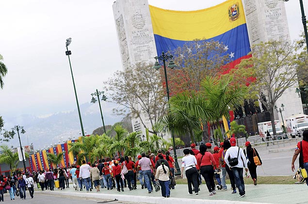 Aliados de Hugo Chvez se posicionam no Paseo Los Prceres, em Caracas, por onde passar corpo do presidente