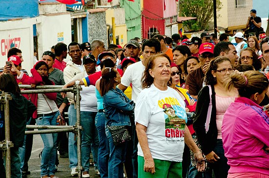 Seguidores do presidente Hugo Chvez, morto no ltimo dia 5, fazem fila para visitar seu caixo na Venezuela