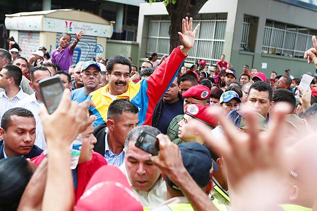 O presidente interino da Venezuela, Nicols Maduro, sada seguidores em ato de campanha em Caracas