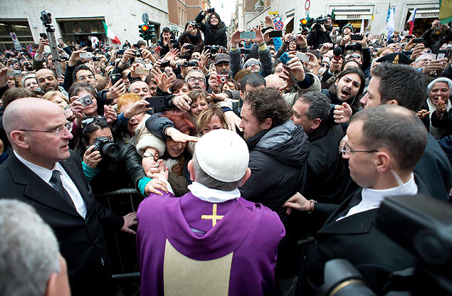 O papa Francisco testa sua equipe de segurana ao cumprimentar fiis aps missa, em Roma