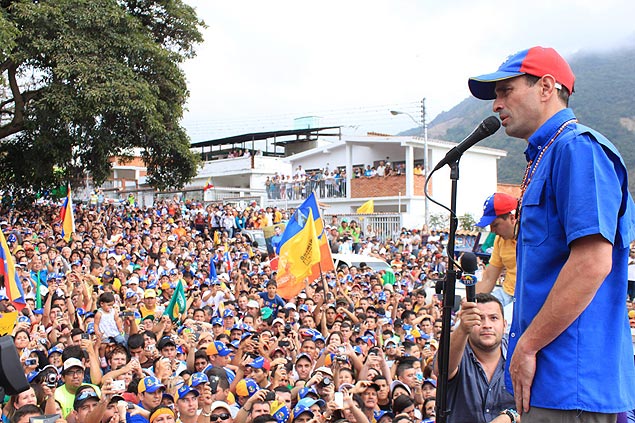 O candidato de oposio  presidncia da Venezuela, Henrique Capriles, em comcio neste sbado (16), no Estado de Tchira