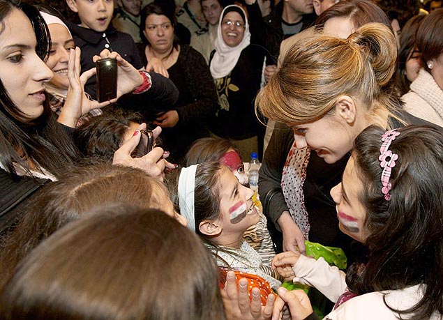 Asma Assad (centro), mulher do ditador Bashar Assad,  recebida por jovens em evento para as 