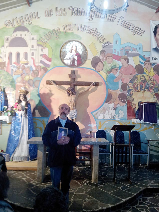 O padre Lorenzo de Vedia, conhecido como padre Toto, fala aos fiis da parquia da Villa 21, no sul de Buenos Aires 