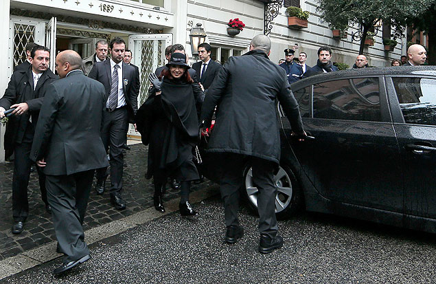 Cristina Kirchner acena após sair de hotel em Roma; ela foi a primeira presidente a ser recebida pelo papa Francisco