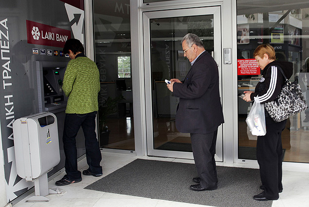 Cipriotas esperam para sacar em caixa eletrnico de Nicsia; bancos ficaro fechados nos prximos dias aps taxa