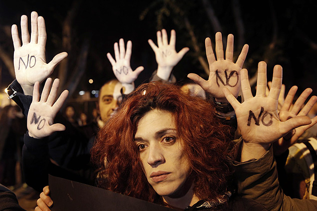 Manifestantes cipriotas pedem reprovao de imposto sobre depsitos bancrios, medida para aumentar arrecadao no pas