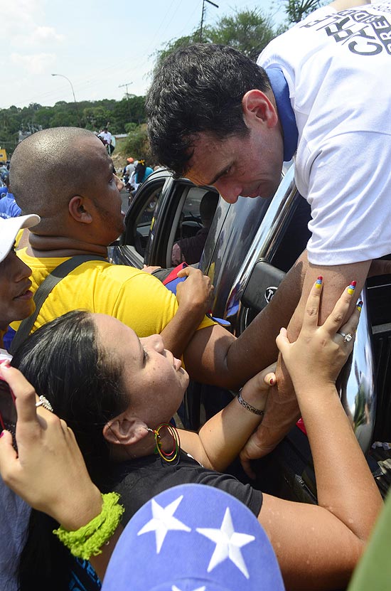 O candidato de oposio  Presidncia da Venezuela, Henrique Capriles, em campanha no Estado de Bolvar