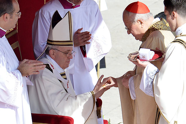 O cardeal Angelo Sodano (dir.) coloca o anel do pescador no papa Francisco durante durante a missa inaugural de seu pontificado