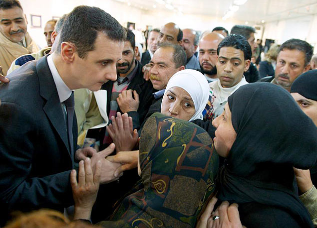 Em foto cedida pela presidncia, o ditador srio Bashar Assad visita centro educacional em Damasco