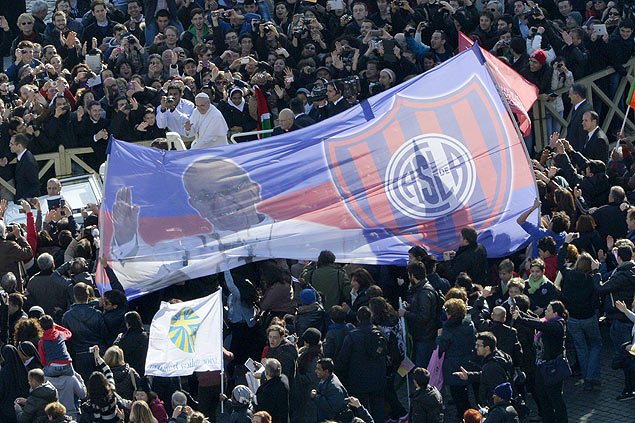 Papa Francisco passa ao lado de bandeira feita por torcedores do San Lorenzo, time argentino que o cardeal Bergoglio  scio