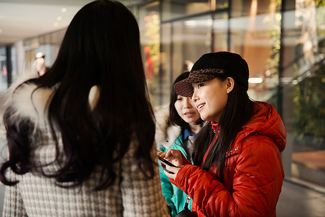 Yang Jing,  dir., fala com uma jovem em Pequim sobre entrar para um servio de apresentao de casais