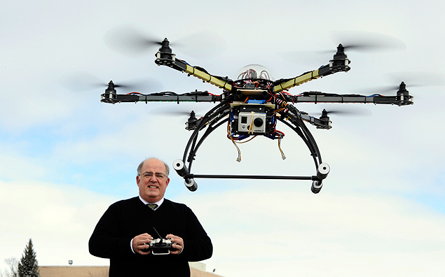 Benjamin Trapnell, da Universidade de Dakota do Norte, com um helicptero de seis rotores teleguiado