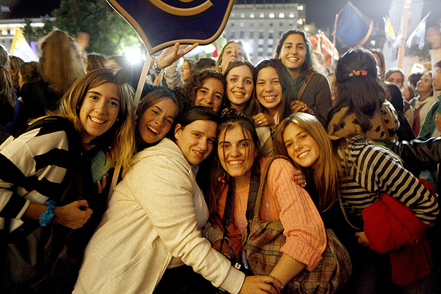 Jovens catlicas participam de viglia diante da catedral de Buenos Aires na segunda, vspera da 'posse' do papa Francisco 