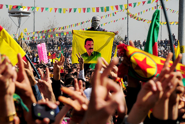 Curdos comemoram em Diyarbakir, na Turquia, o anncio do cessar-fogo que pode colocar fim ao conflito no pas