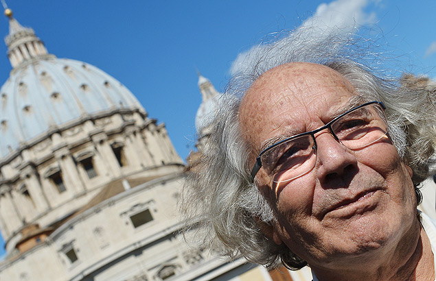 ORG XMIT: 845 Argentinian Nobel Peace Prize laureate Adolfo Perez Esquivel gives a press conference after a meeting with Pope Francis on March 21, 2013 near the Vatican in Rome. Pope Francis was "not complicit" with Argentina's brutal military dictatorship and maintained a "diplomatic silence," Perez Esquivel said after meeting with Latin America's first pontiff. AFP PHOTO / VINCENZO PINTO